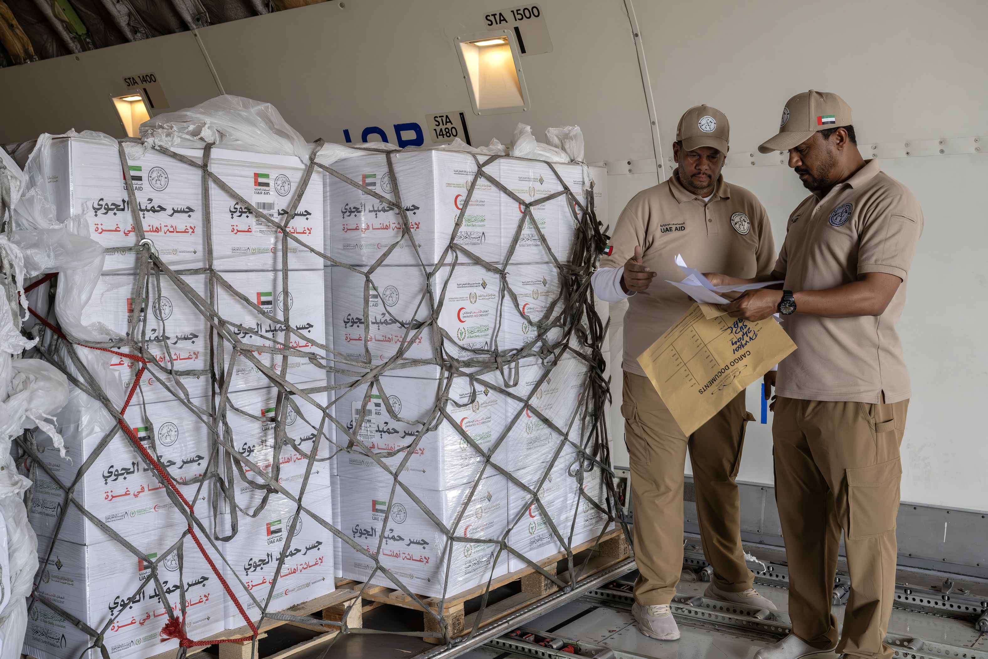 المساعدات الإماراتية عبر جسر حميد الجوي (وام)