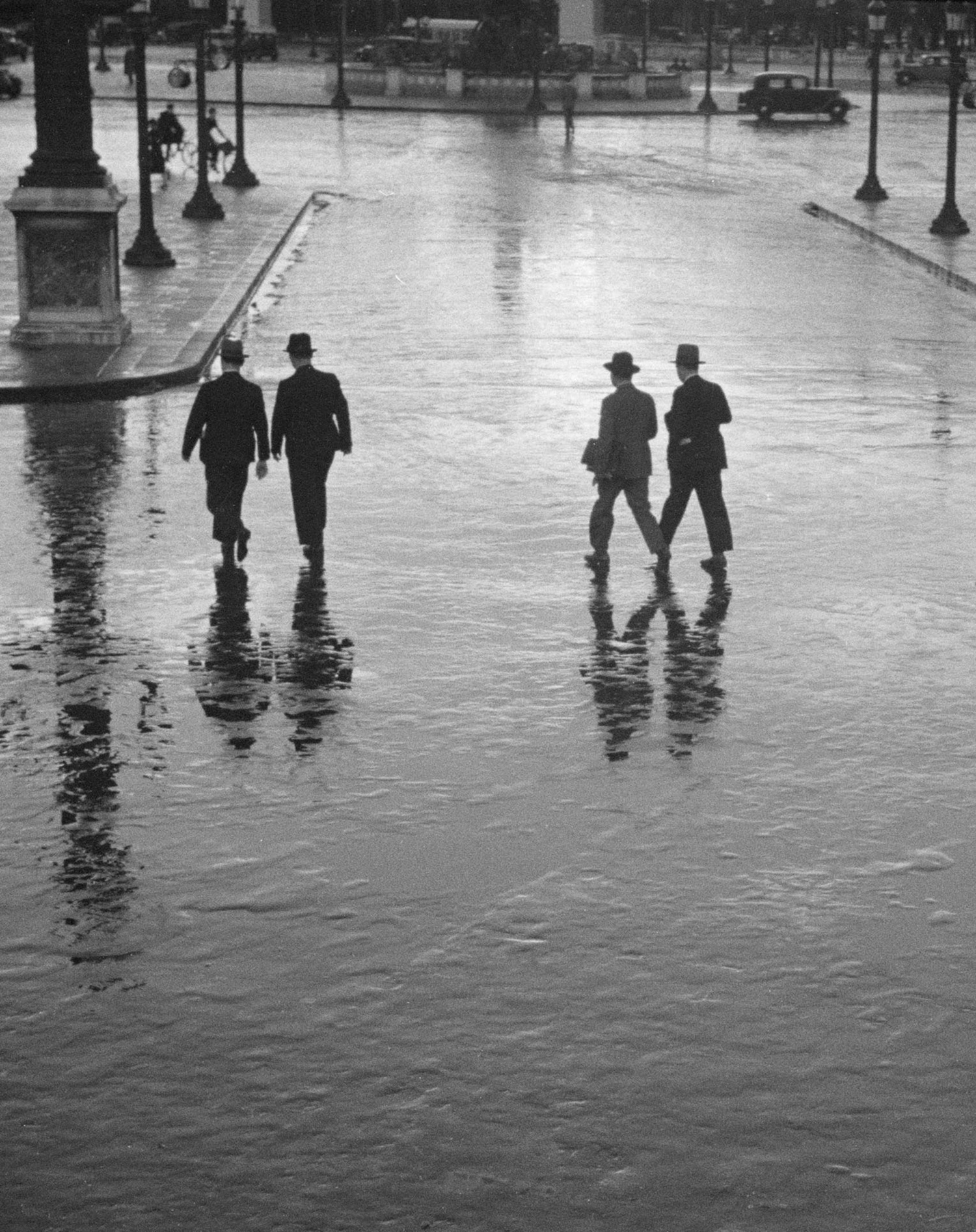 “المشاة يعبرون الساحة“ صورة لأندريه كيرتيز.