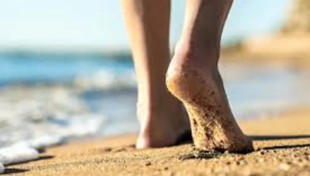 المشي حافي القدمين...هل اختبرت فوائده الصحية والنفسية؟