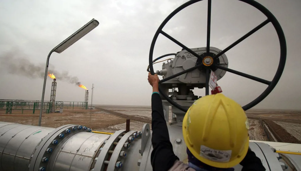 "النفط مقابل المطاعم" يثير جدلاً في العراق... وزير العمل اللبناني يوضح