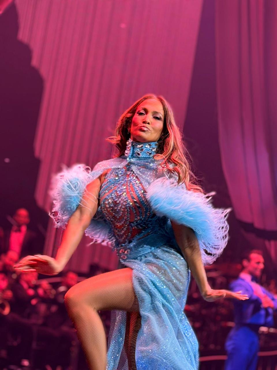 جنيفير لوبيز بتوقيع المصمم اللبناني العالمي شربل زوي