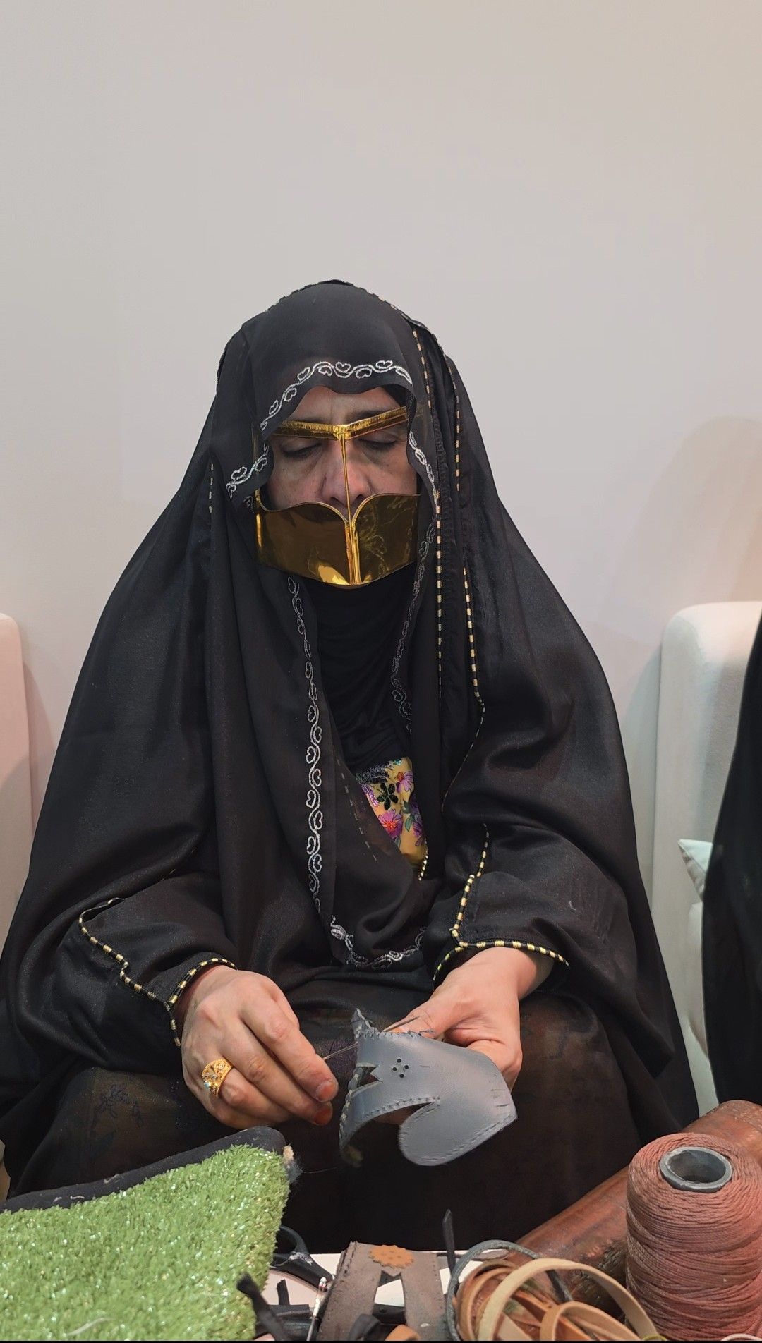 سيدة إماراتية محترفة في صناعة الجلود (النهار)