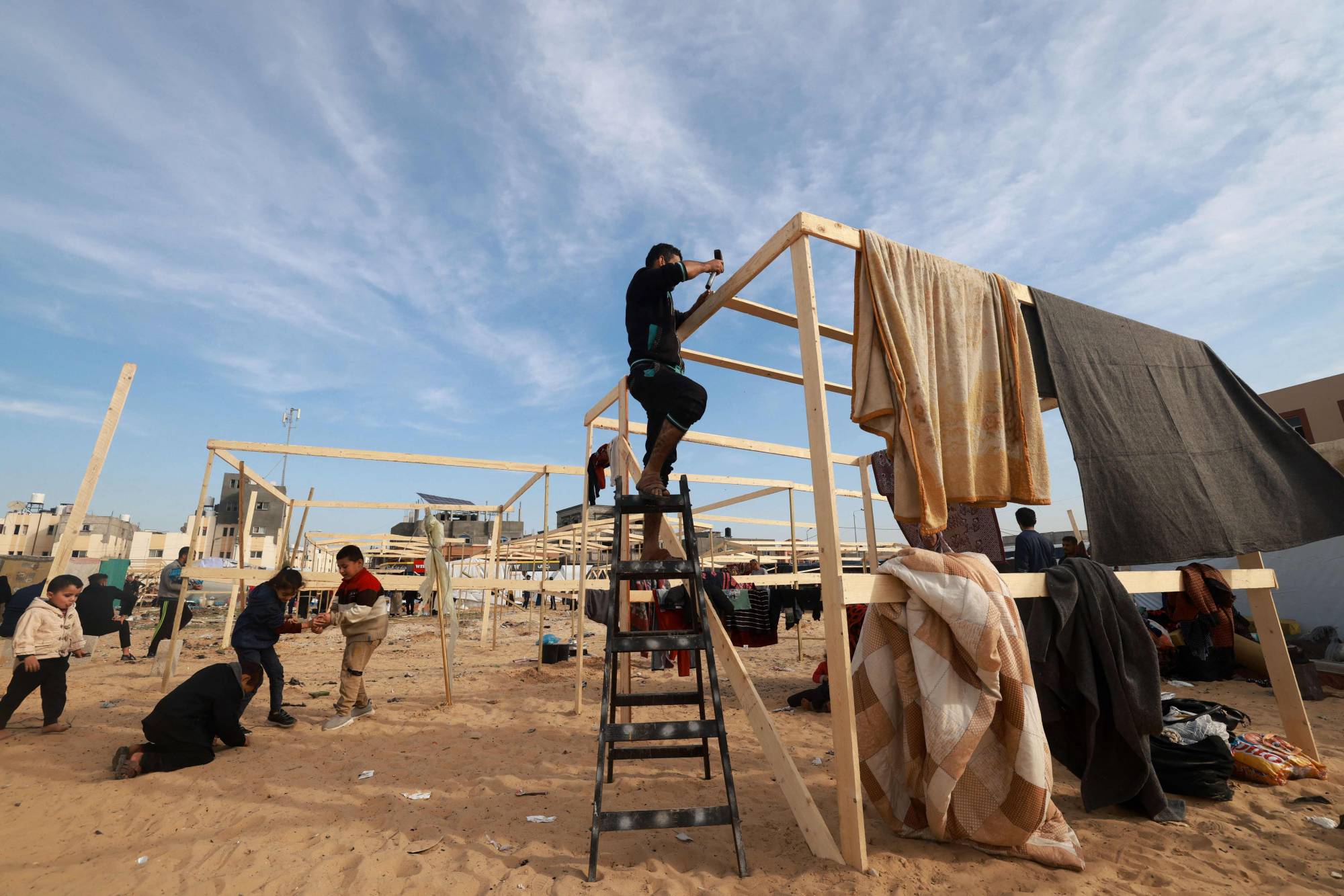 النازحون من وسط وجنوب غزة نصبوا خياماً في مخيم تل السلطان الجديد غرب رفح بقطاع غزة  (أ ف ب)