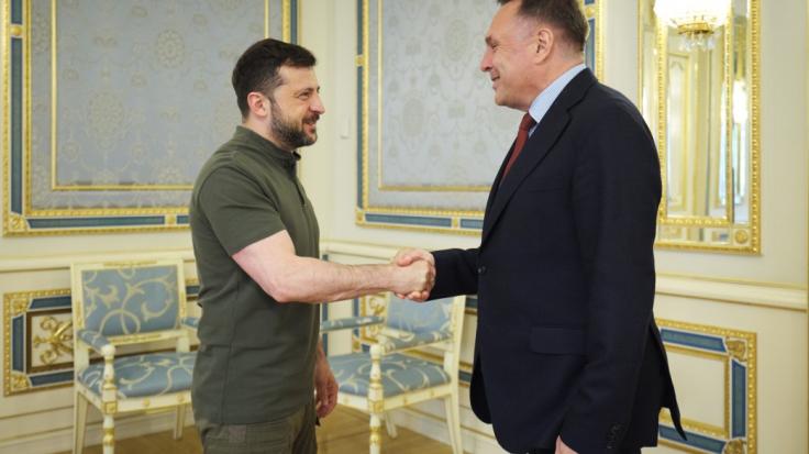 لقاء سابق بين وزير الدفاع النرويجي توري ساندفيك والرئيس الأوكراني فولوديمير زيلينسكي (وسائل إعلام أوكرانية)
