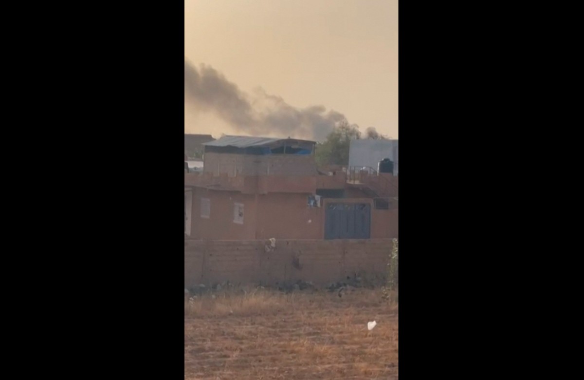 لقطة مأخوذة من فيديو تُظهِر عموداً من الدخان الأسود يتصاعد فوق مطار سيفاري في 25 نيسان أبريل 2026 (أ ف ب)