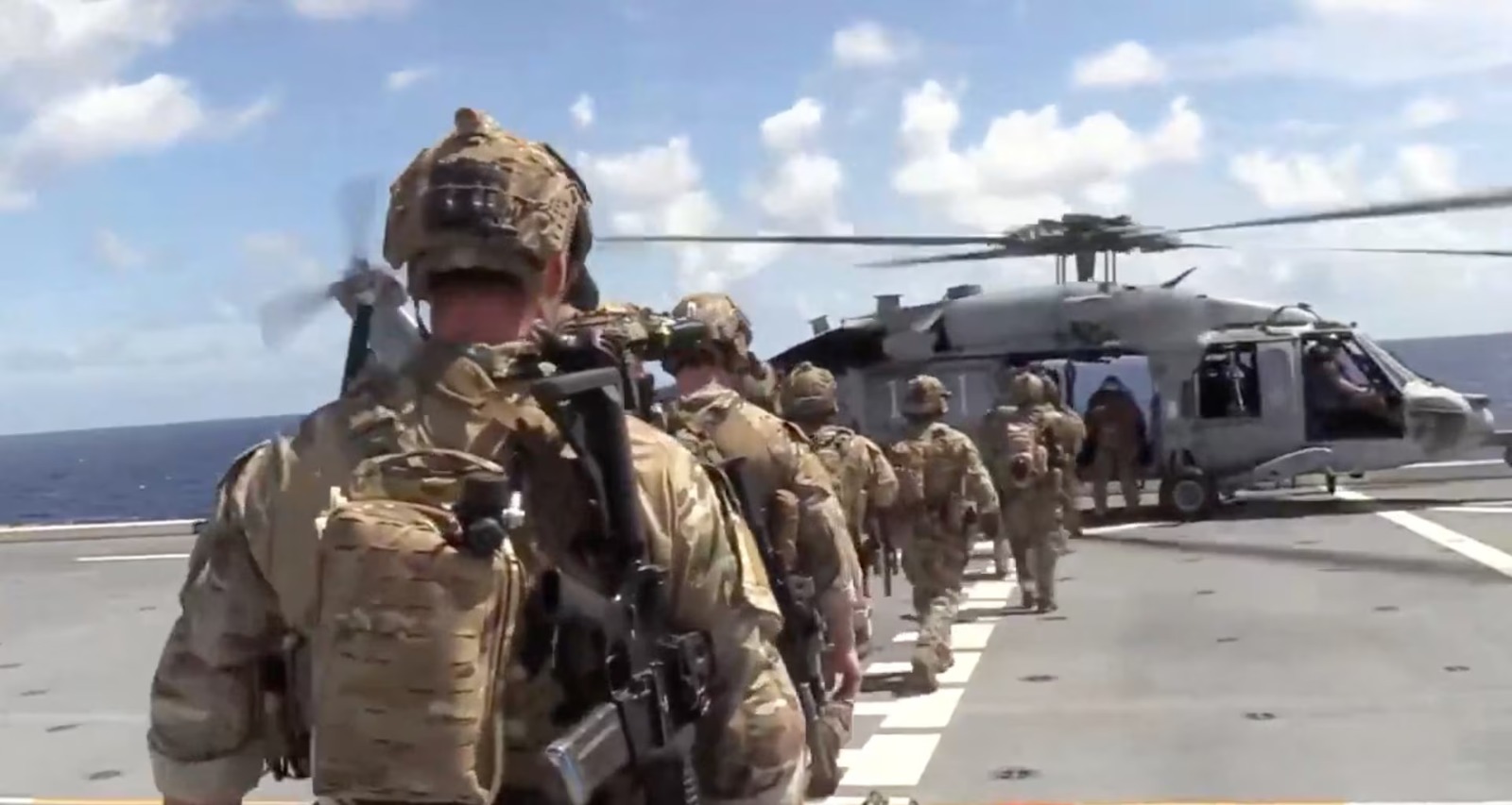القوات الأميركية تستعد للصعود على متن السفينة فيرونيكا 3، كما يظهر في هذه اللقطة المأخوذة من فيديو نُشر في 15 شباط/فبراير 2026 (البنتاغون عبر رويترز)