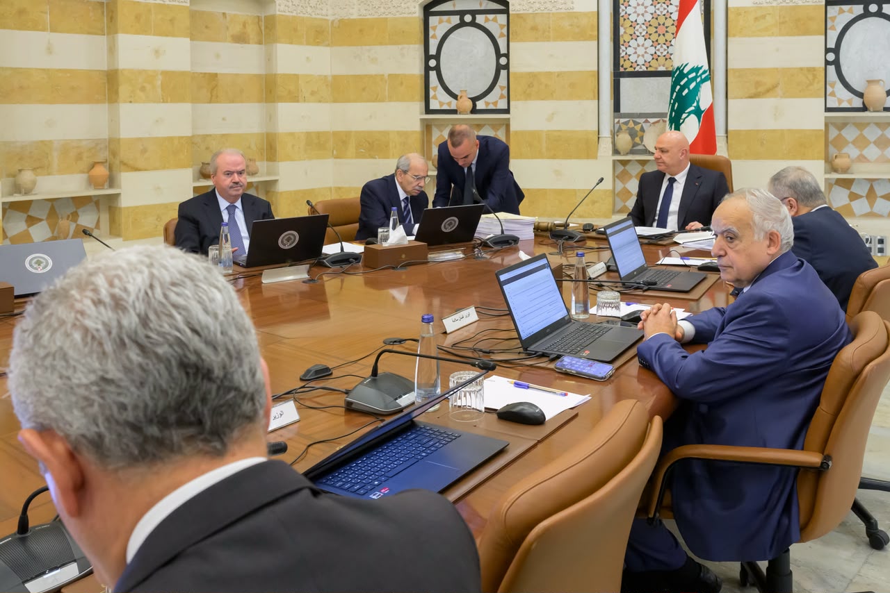 الرئيس جوزف عون أثناء جلسة مجلس الوزراء بحضور رئيس الحكومة نواف سلام والوزراء (نبيل إسماعيل)