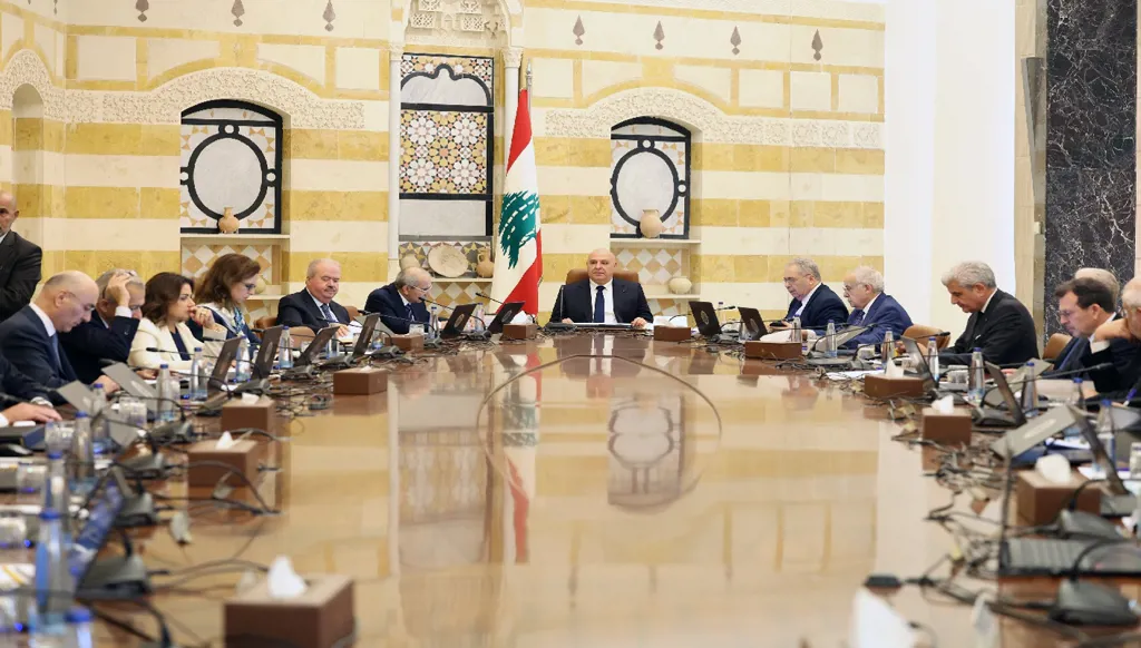 عون يُشيد بجهود الوزراء: من إنقاذ موسم التفاح إلى "وزارة الذكاء الاصطناعي