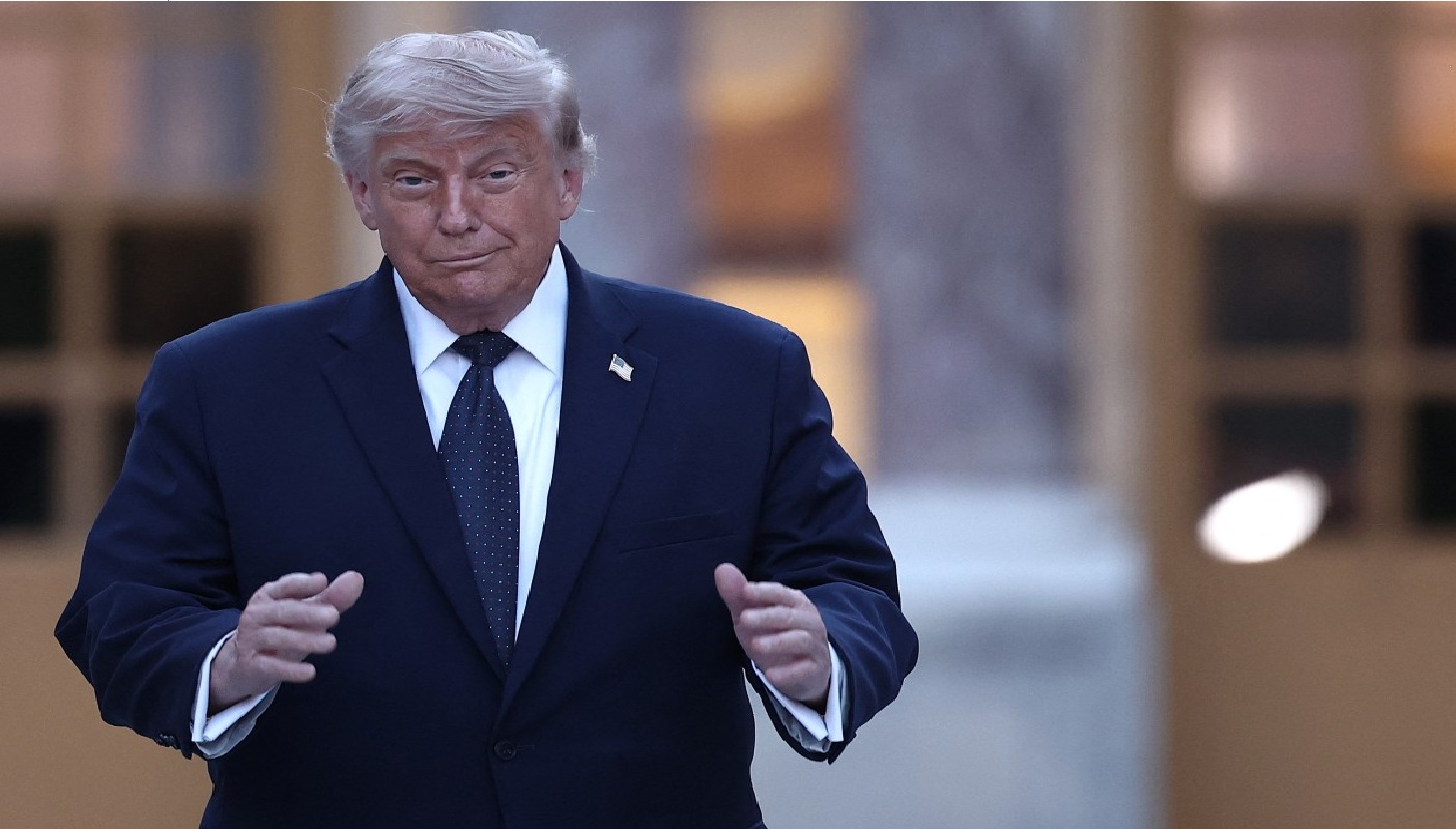 الرئيس الأمريكي دونالد ترامب يشير لدى وصوله إلى قصر فرساي حيث قام بتوقيع مذكرة التفاهم مع إيران إلكترونياً (أ ف ب)