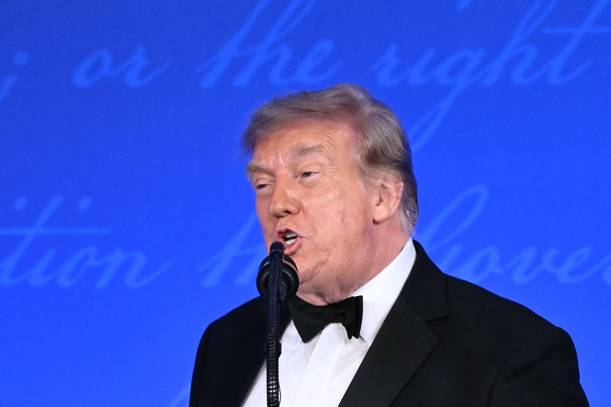 الرئيس الأميركي دونالد ترامب يلقي كلمة خلال حفل عشاء جمعية مراسلي البيت الأبيض لعام 2026 (أ ف ب)