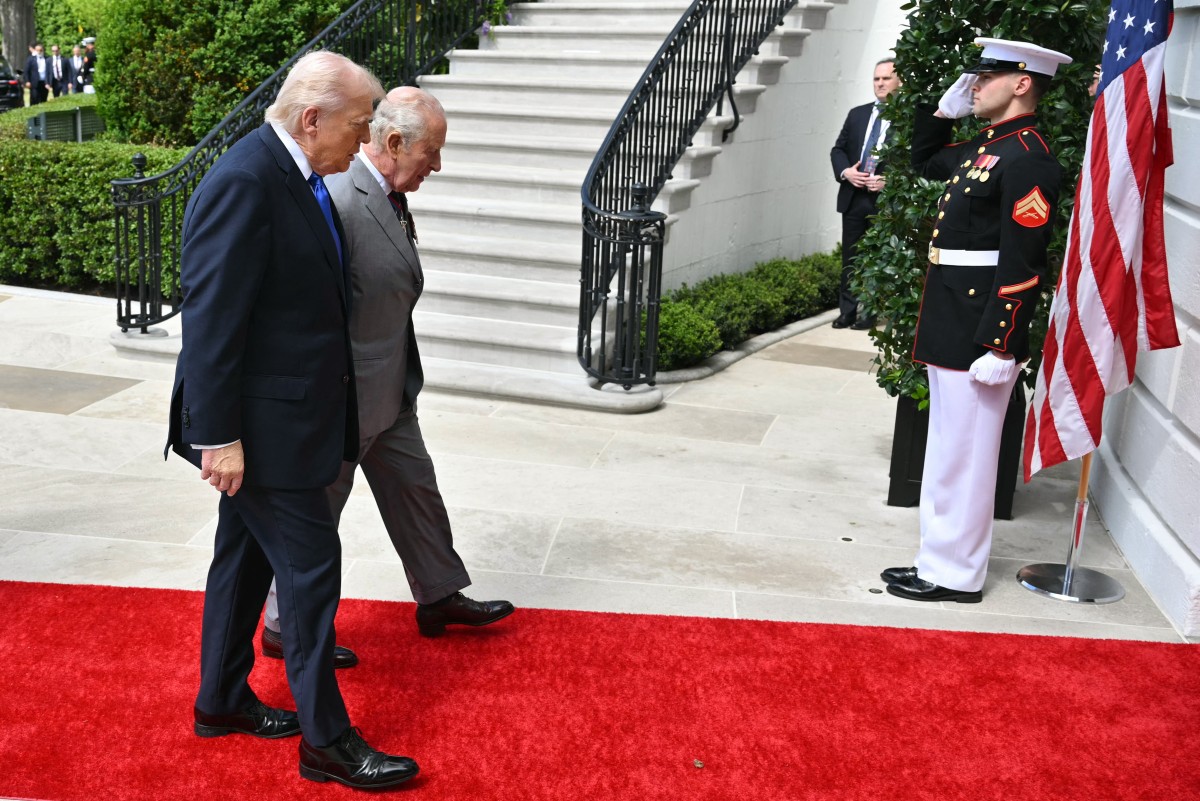 الرئيس الأميركي دونالد ترامب يسير برفقة ملك بريطانيا تشارلز الثالث إلى البيت الأبيض خلال حفل وداع رسمي في واشنطن، في 30 نيسان/أبريل 2026 (أ ف ب)