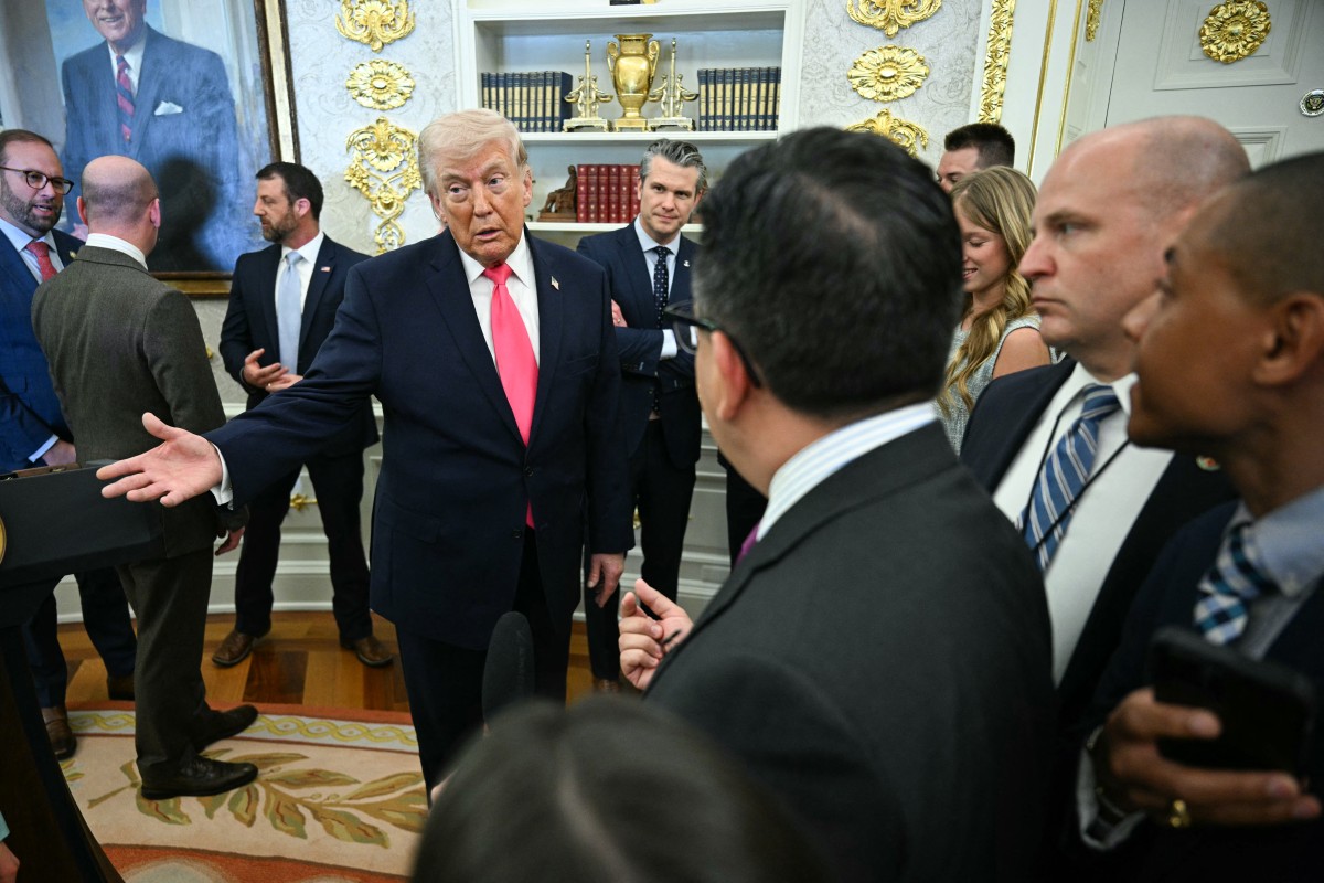 الرئيس الأميركي دونالد ترامب يتحدث إلى الصحفيين في ختام مراسم أداء اليمين لوزير الأمن الداخلي الجديد ماركواين مولين في البيت الأبيض في واشنطن العاصمة، في 24 آذار/مارس 2026 (أ ف ب)