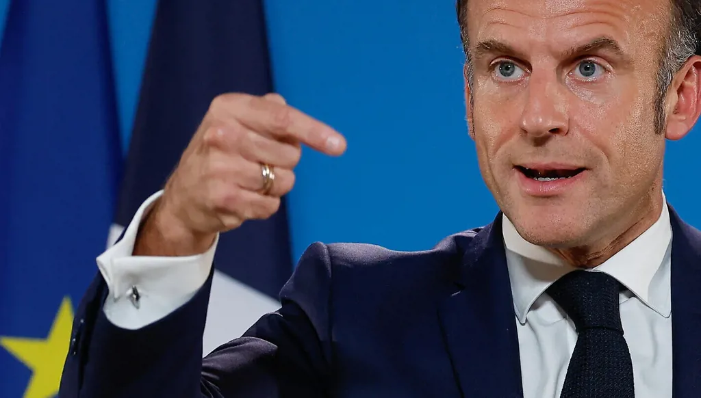 فرنسا: حملة تضليل روسيّة تربط ماكرون بإبستين بشكل زائف