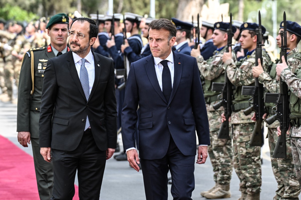  الرئيس الفرنسي إيمانويل ماكرون مع رئيس قبرص نيكوس خريستودوليدس في القصر الرئاسي بنيقوسيا في 23 نيسان/أبريل 2026 (أ ف ب)