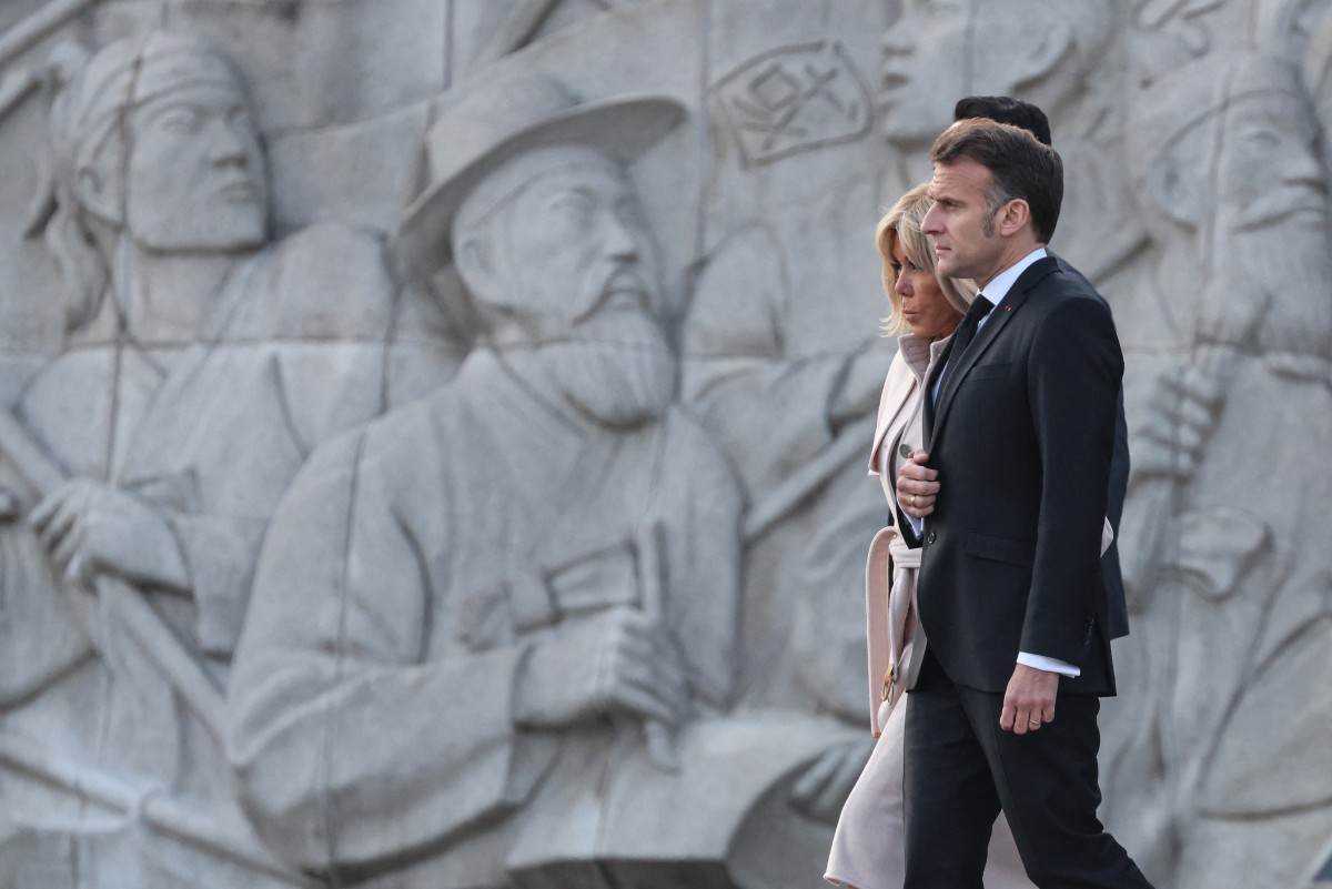 الرئيس الفرنسي إيمانويل ماكرون وزوجته بريجيت ماكرون أثناء زيارة النصب التذكاري للحرب الكورية في سيول في 2 نيسان/أبريل 2026 (أ ف ب)