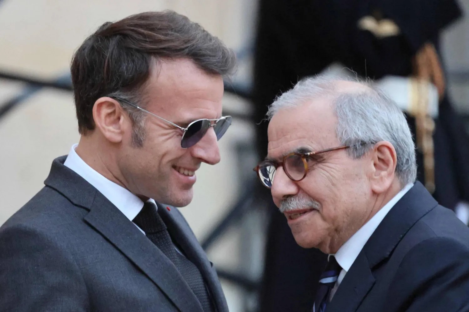 الرئيس الفرنسي إيمانويل ماكرون يستقبل رئيس الحكومة اللبنانية نواف سلام في قصر الإليزيه في كانون الثاني/يناير الماضي (أ ف ب)