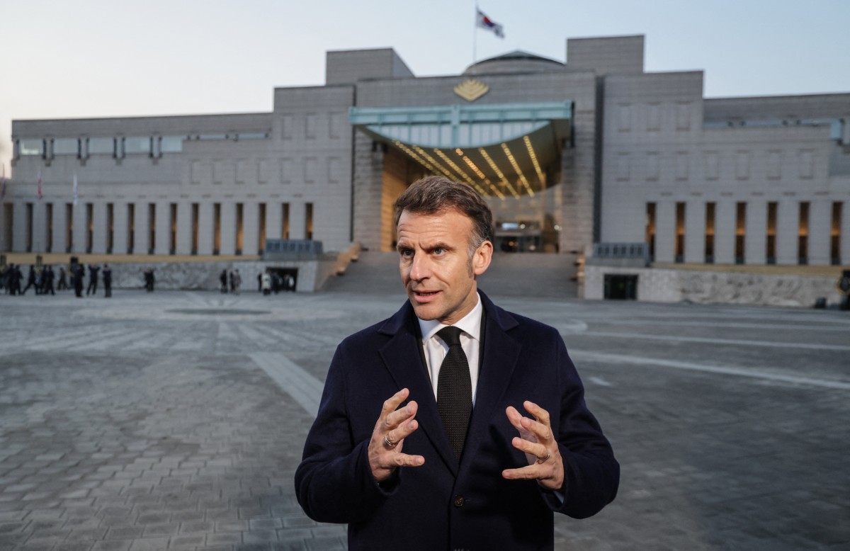 الرئيس الفرنسي إيمانويل ماكرون يتحدث إلى الصحافة خلال زيارة إلى النصب التذكاري للحرب الكورية في سيول في 2 أبريل 2026 (أ ف ب)