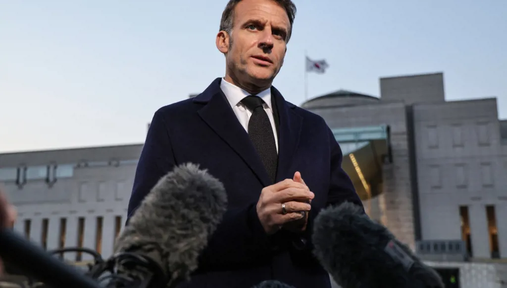 ماكرون يتهم ترامب بإضعاف "الناتو" بسبب تقلّب مواقفه