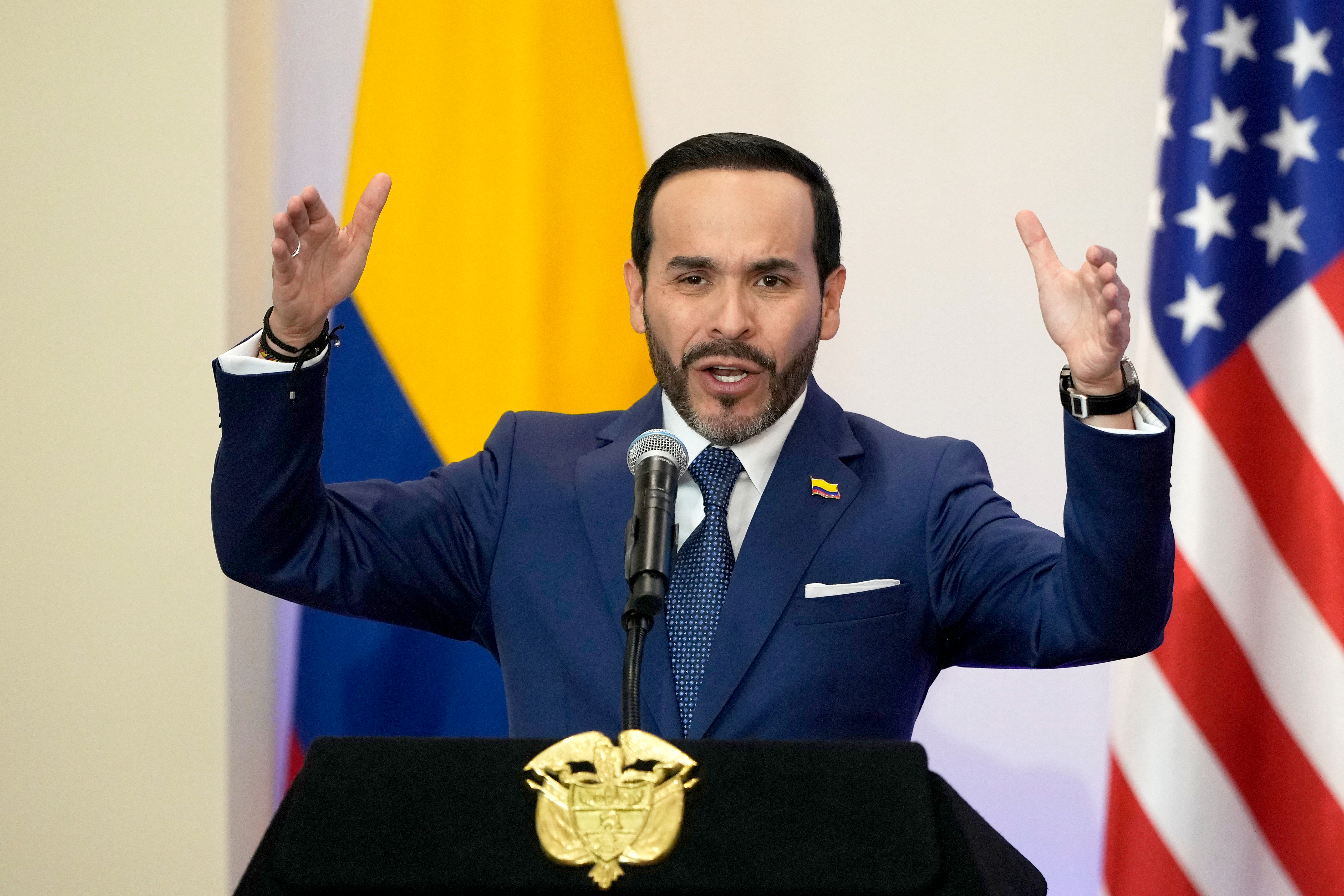 الرئيس الكولومبي أبيلاردو دي لا إسبرييا أثناء مؤتمر صحافي خلال حفل توقيع اتفاقيات ثنائية مع الولايات المتحدة في 8 سبتمبر 2026 (أ ف ب)
