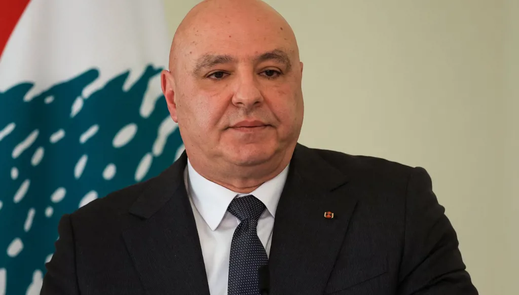 عون متمسّك بالبعد الداخلي لمعالجة سلاح الحزب