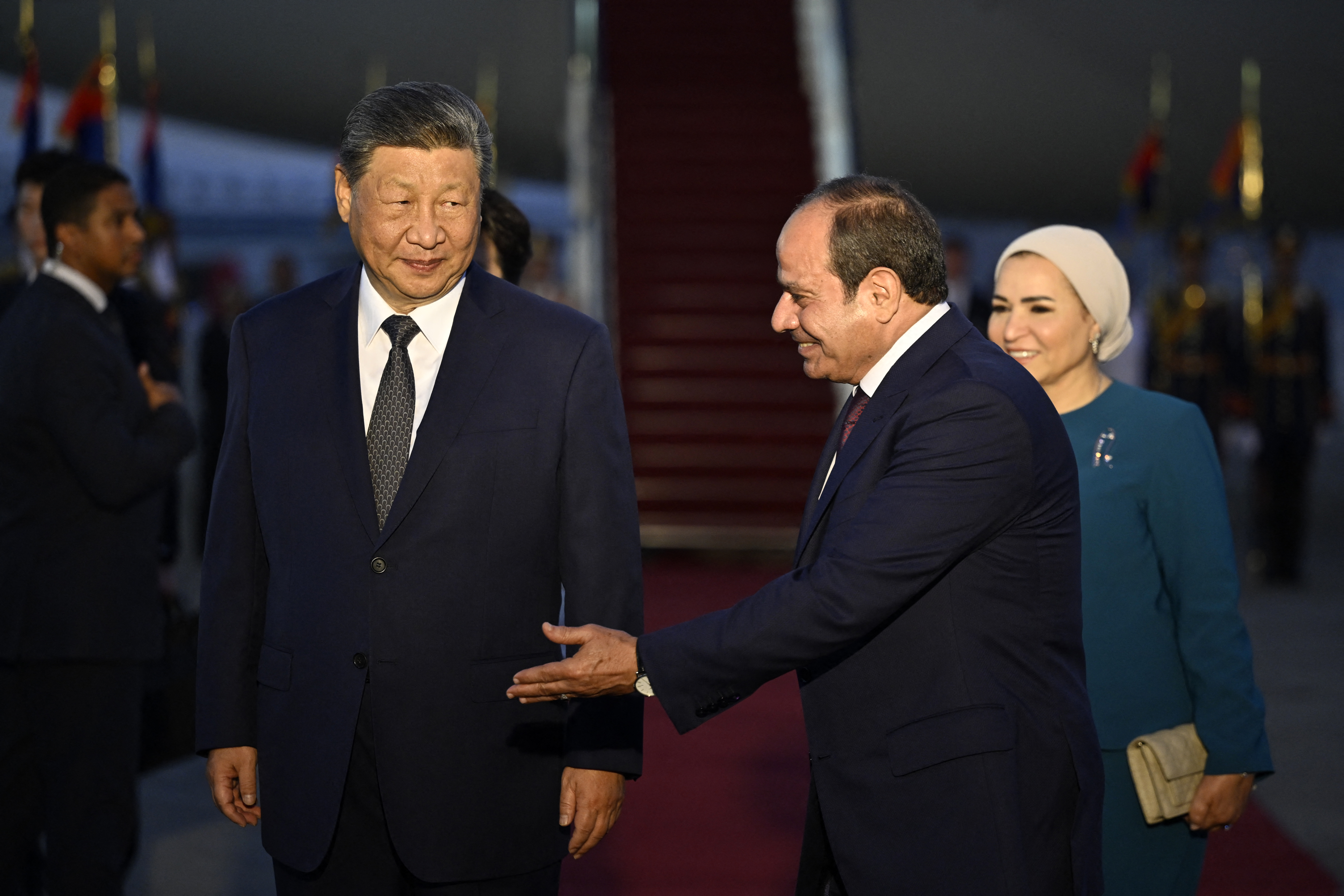 الرئيس المصري عبد الفتاح السيسي وزوجته انتصار عامر في استقبال الرئيس الصيني شي جينبينغ في مطار القاهرة الدولي (أ ف ب)