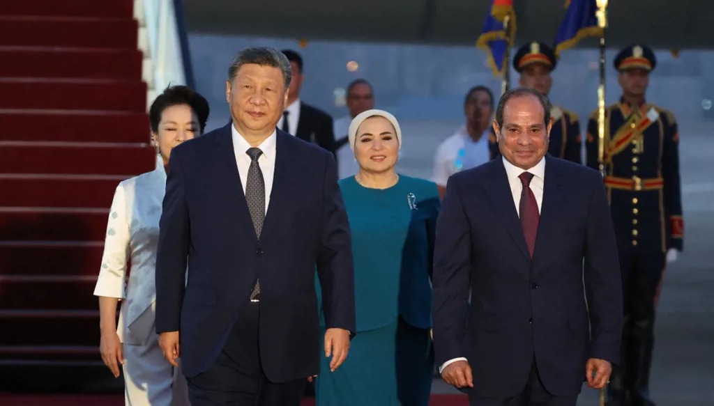 الرئيس الصيني شي جينبينغ في مصر، وفي الصورة يبدو الرئيس المصري عبد الفتاح السيسي وعقيلته (أ ف ب)