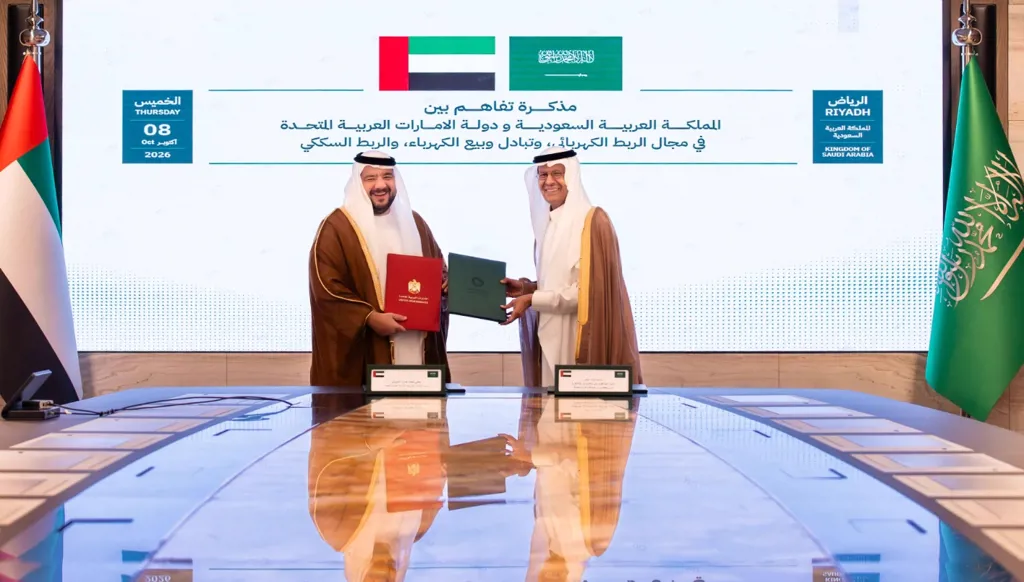 السعودية والإمارات توقعان مذكرة تفاهم لربط شبكتي الكهرباء والسكك الحديد