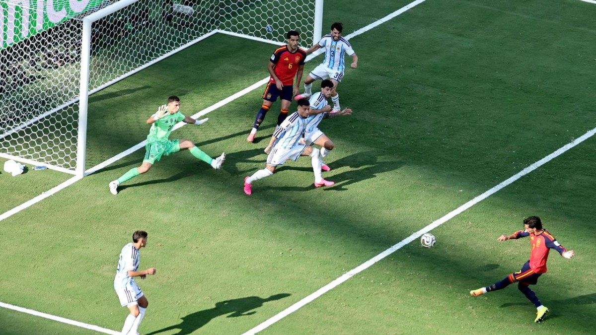الإسباني فيران توريس يسجل هدف التتويج في شباك المنتخب الأرجنتيني. (وكالات)