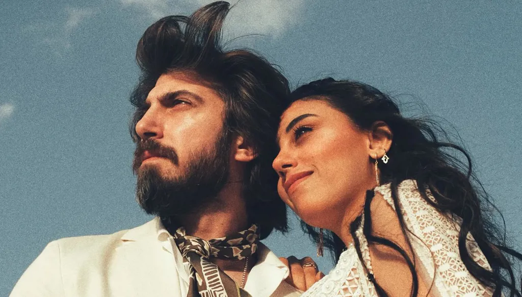 السدير مسعود يعلن خطوبته على شابة مصرية بصور رومانسية