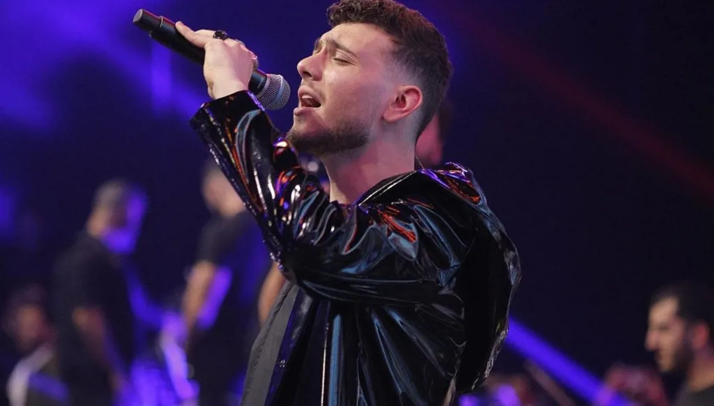 الشامي ينجو من السقوط أرضاً وسط تدافع المعجبين (فيديو)