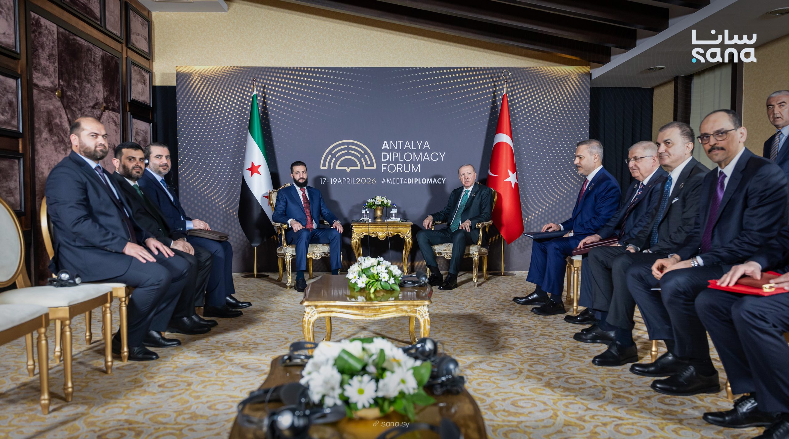 الرئيس السوري أحمد الشرع والرئيس التركي رجب طيب إردوغان مع الوفدين المرافق لهما في أنطاليا (سانا)