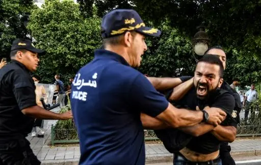الشرطة التونسية أثناء قمع تظاهرة مناهضة للرئيس قيس سعيد (أ ف ب)