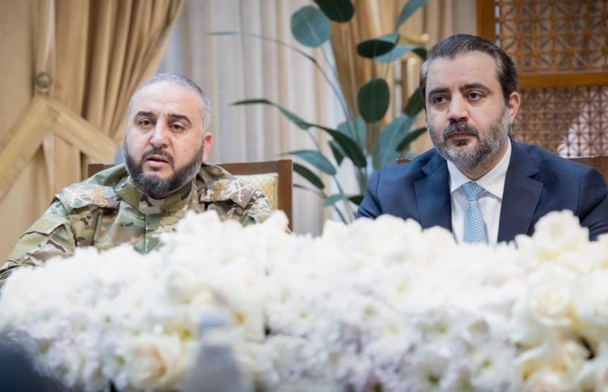 الشيباني وأبو قصرة خلال اللقاء مع الوفد الروسي في دمشق (سانا)