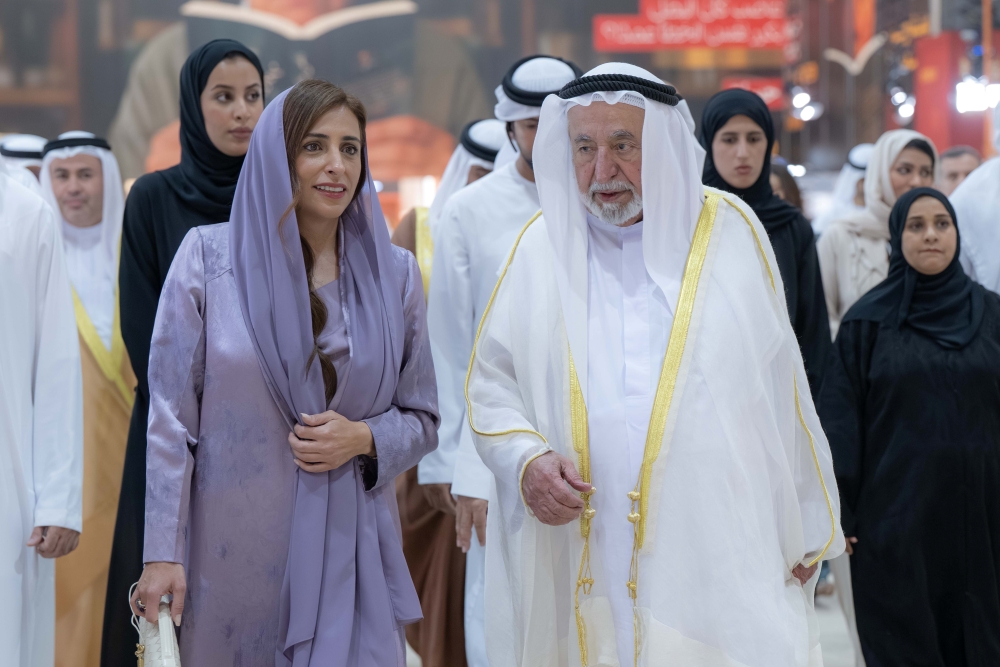 الشيخ سلطان القاسمي والشيخة بدور القاسمي في المعرض. (هيئة الشارقة)