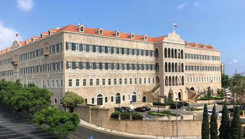 حديث عن زيادة على المحروقات والـ TVA... هذا ما سيقرره مجلس الوزراء في ملف الرواتب