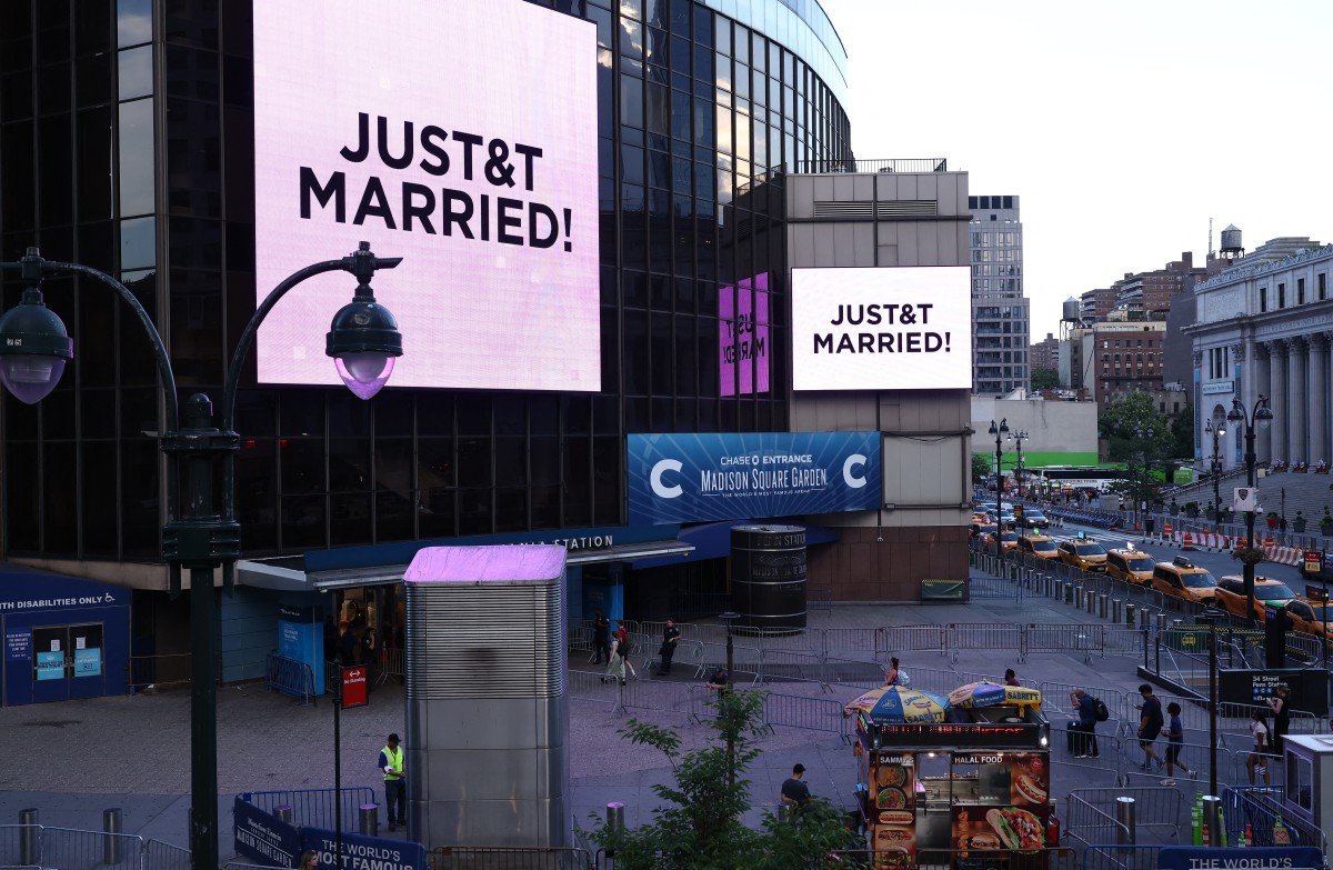 الشاشات العملاقة خارج ماديسون سكوير غاردن وعبارة JUST T&T MARRIED (أ ف ب)