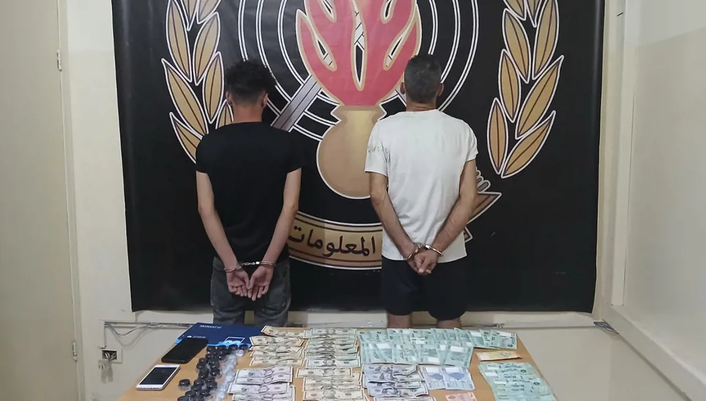 القبض على ناشطين يروّجان المخدرات على متن سيارة بين جبيل وجونيه