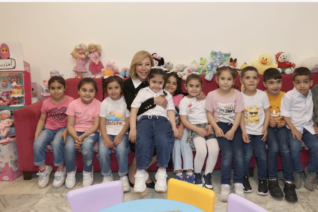 السيدة الأولى نعمت عون في صورة مع الأطفال في مجمَّع دوحة المبرّات التربوي الرعائي في بعبدا (الرئاسة اللبنانية)