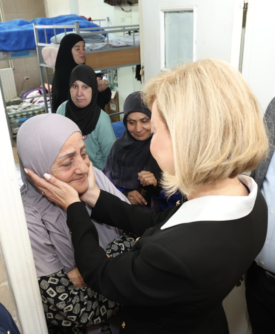السيدة الأولى نعمت عون مع امرأة مسنّة في مجمَّع دوحة المبرّات التربوي الرعائي في بعبدا (الرئاسة اللبنانية)