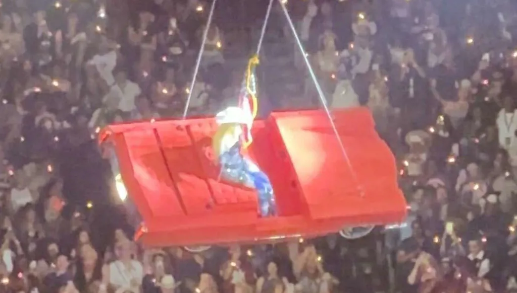 بيونسيه تنجو من حادث مرعب في حفلها الأخير: "توقفوا" (فيديو)