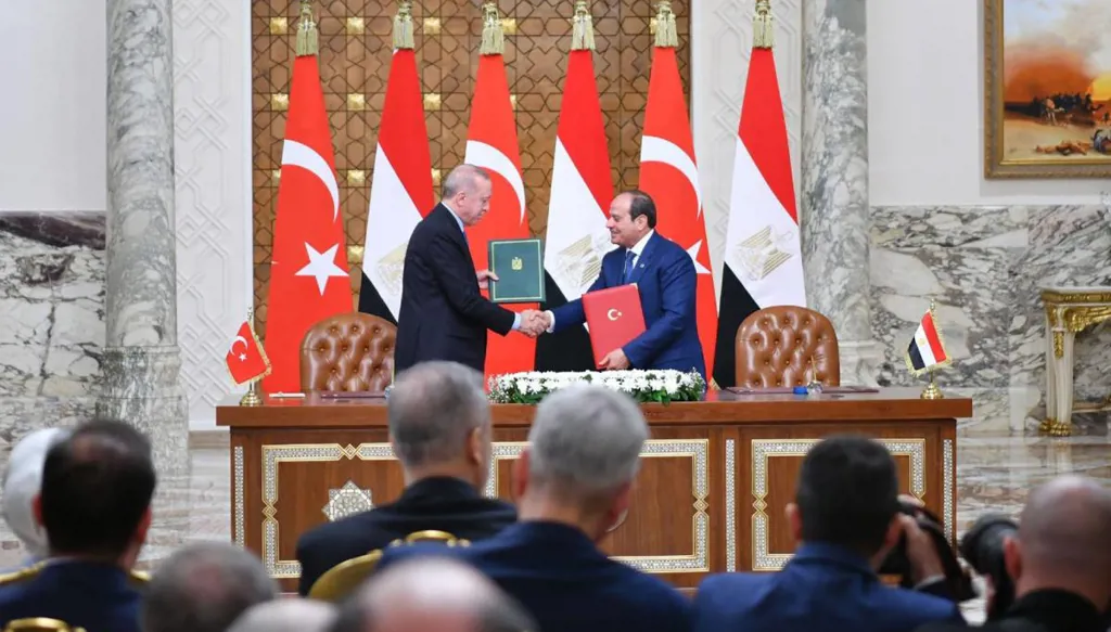 مصر وتركيا تطويان سنوات التنافس... إلى أين يقود التقارب العسكري؟