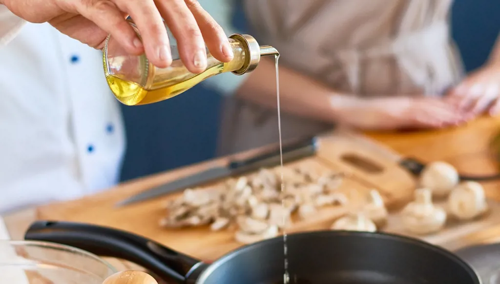 طرق اختبار زيت الزيتون الأصلي... وصحة استخدامه على النار