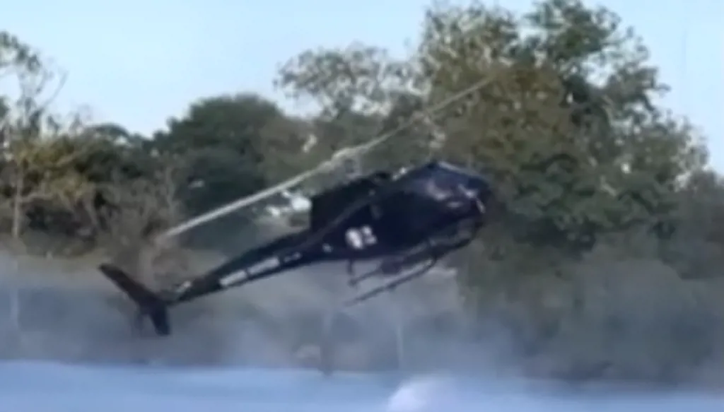 تحطم طائرة مروحية لحظة تعبئة الماء لمواجهة الحرائق (فيديو)