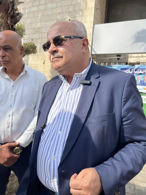 النائب أحمد الطيبي خلال جولة انتخابية في أسواق عكا القديمة، في تشرين الأول/ أكتوبر 2026. (النهار)