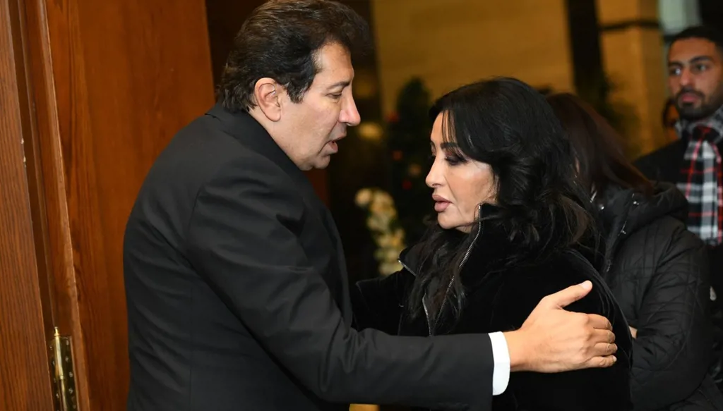 نجوم الفن يلتفون حول هاني رمزي في عزاء والدته