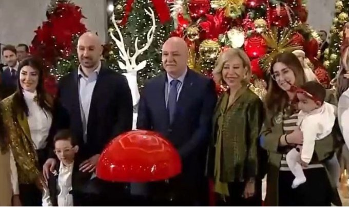 أثناء إضاءة شجرة الميلاد في قصر بعبدا (إكس).