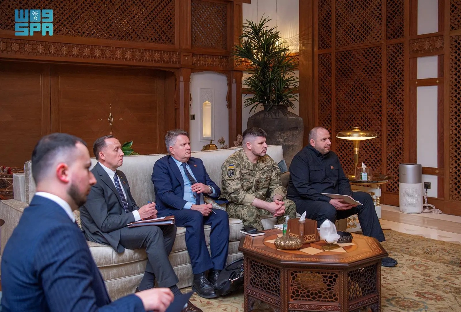 الوفد الأوكراني خلال اللقاء السعودي الأوكراني (واس)