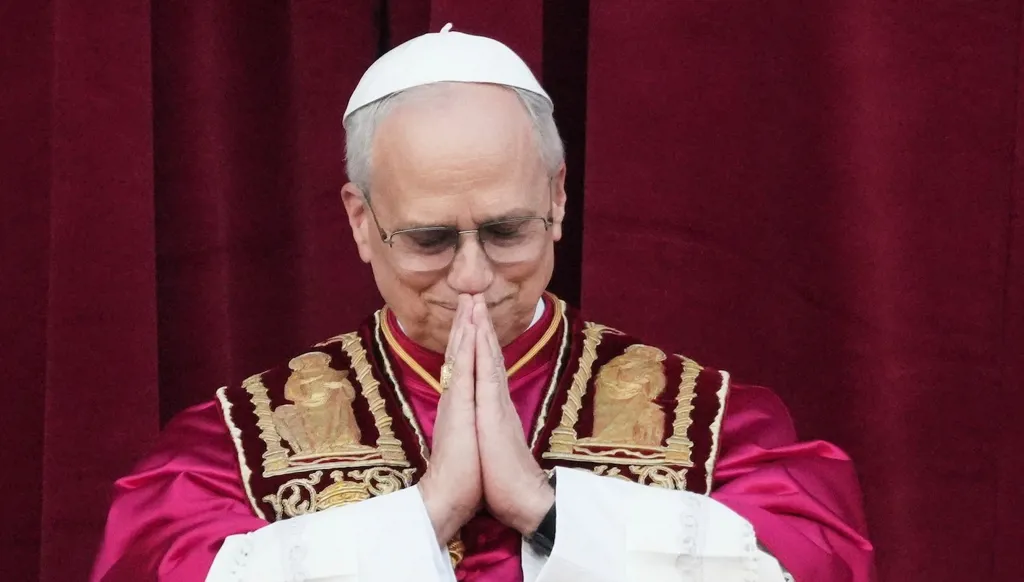 بابا أميركي... عن الهوّة بين "إمبراطوريتين"