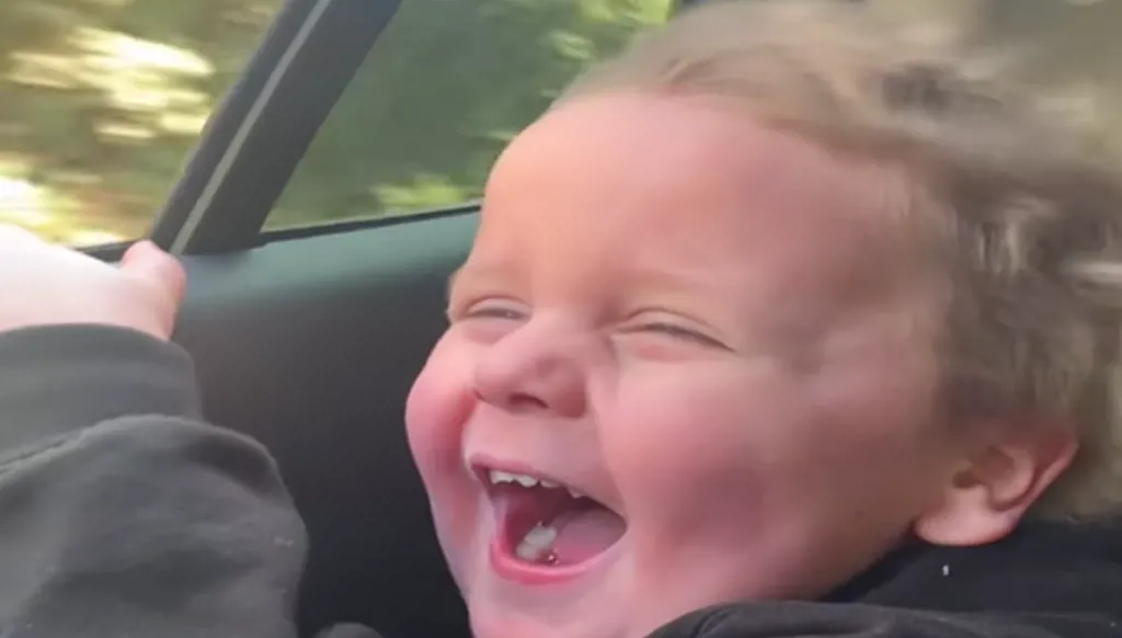 فرحة طفل بالريح على شعر استعاده بعد السرطان... ملايين المشاهدات (فيديو)