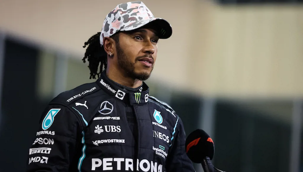 لويس هاميلتون يبدأ يومه الأول مع فيراري